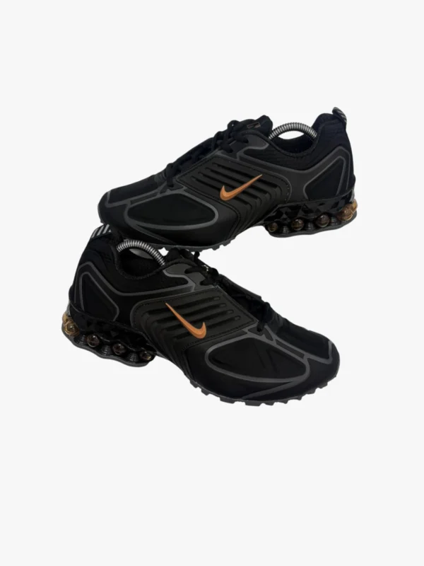 Tenis Nike Pegasus Wave para hombre - color negro con detalles naranjas y suela con amortiguación visible