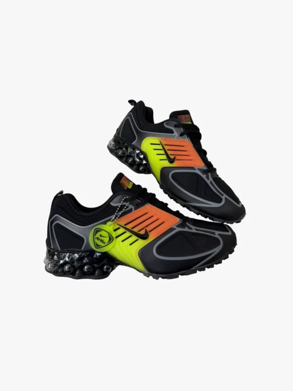 Tenis Nike Pegasus Wave Gradient Cage para hombre - color negro con detalles safety orange y suela con amortiguación visible