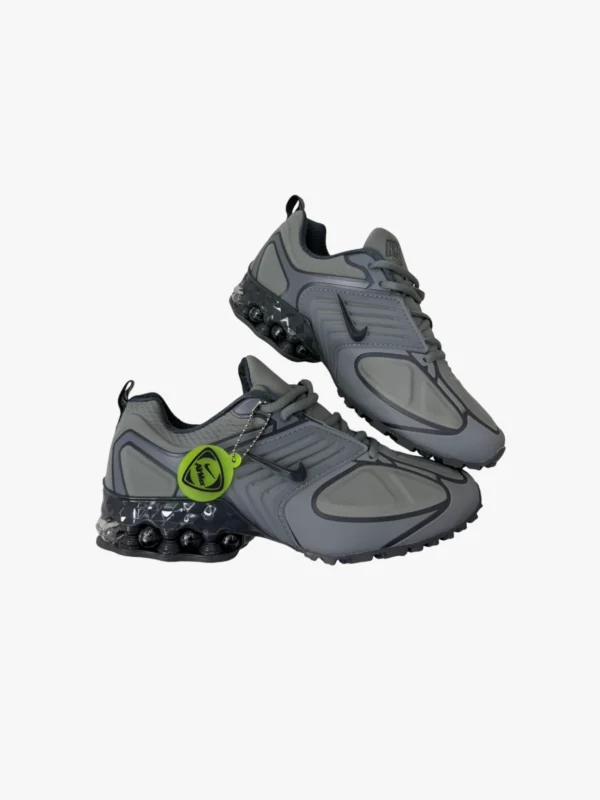Tenis Nike Pegasus Wave para hombre - color gris con detalles negros y suela con amortiguación visible